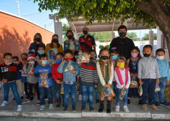Posada navideña a niños de Ahuacatlán, este martes