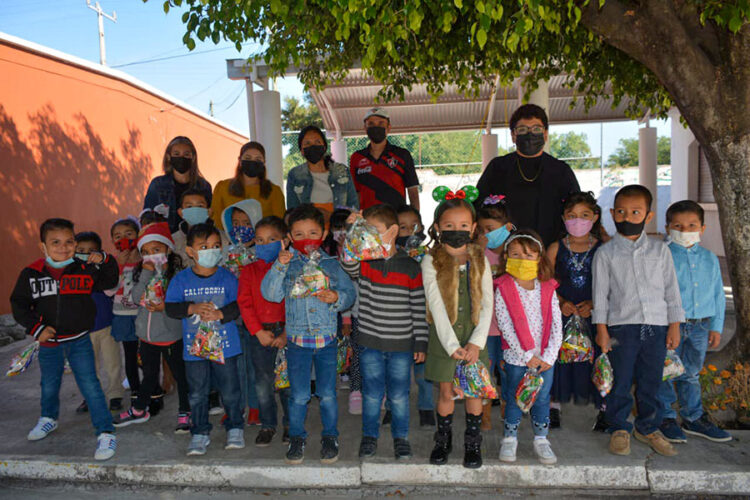 Posada navideña a niños de Ahuacatlán, este martes