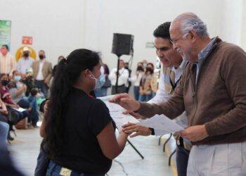 Anuncia gobernador colocación de duela en polideportivo de Ixtlán