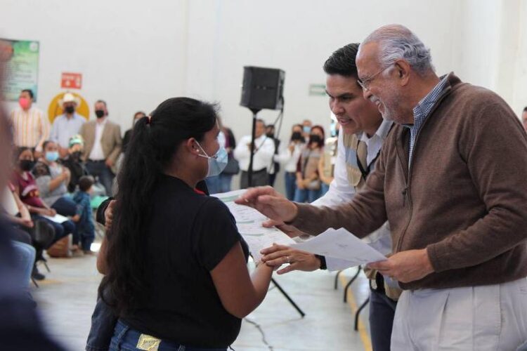 Anuncia gobernador colocación de duela en polideportivo de Ixtlán