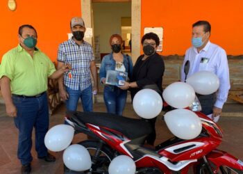 Entrega Quecha motocicleta a contribuyente cumplidor