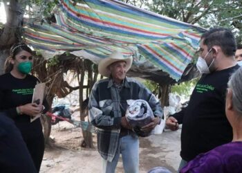 Entrega Rafa Sandoval cobijas y alimentos a familias vulnerables