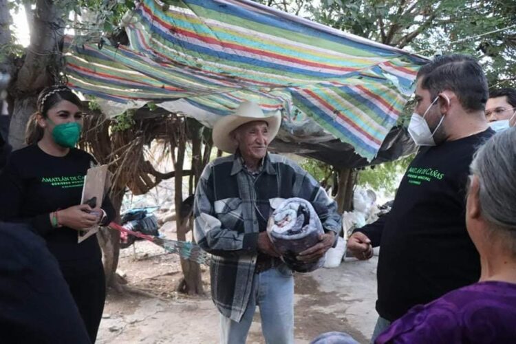 Entrega Rafa Sandoval cobijas y alimentos a familias vulnerables