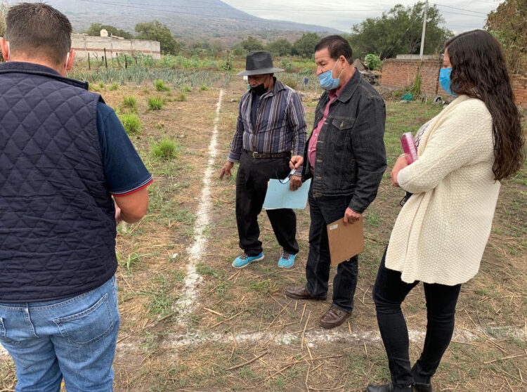 Gobierno de Ahuacatlán regulariza a predios en la Emilio M. González