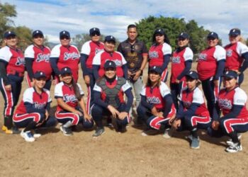 Sureñas de Ahuacatlán estrenan uniforme