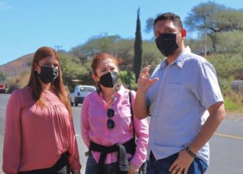 Abraza Elsa Nayeli proyecto de construcción de ciclovía Méxpan —Ixtlán