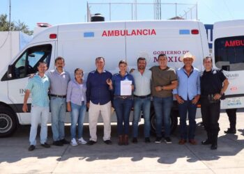 Contenta Elsa Nayeli por ambulancia donada por el gobierno estatal 