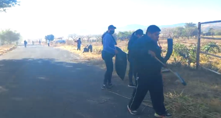 Campaña de limpieza en carretera Jomulco-Los Aguajes, da buenos resultados