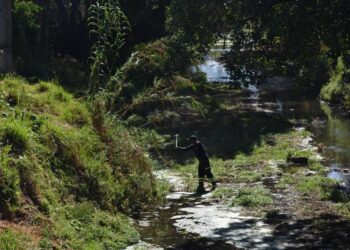 Limpian rio de Ahuacatlán para prevenir enfermedades e inundaciones