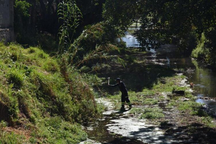 Limpian rio de Ahuacatlán para prevenir enfermedades e inundaciones