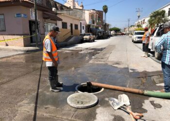Centro de Ahuacatlán apesta a rayos debido a drenaje colapsado