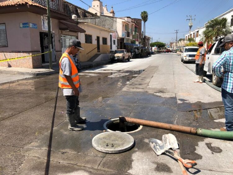 Centro de Ahuacatlán apesta a rayos debido a drenaje colapsado