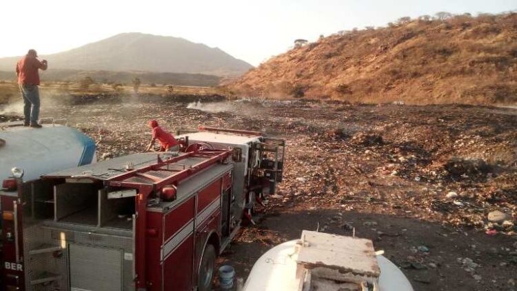 Gases internos y viento dificultan labores de sofocación en el Tempizque