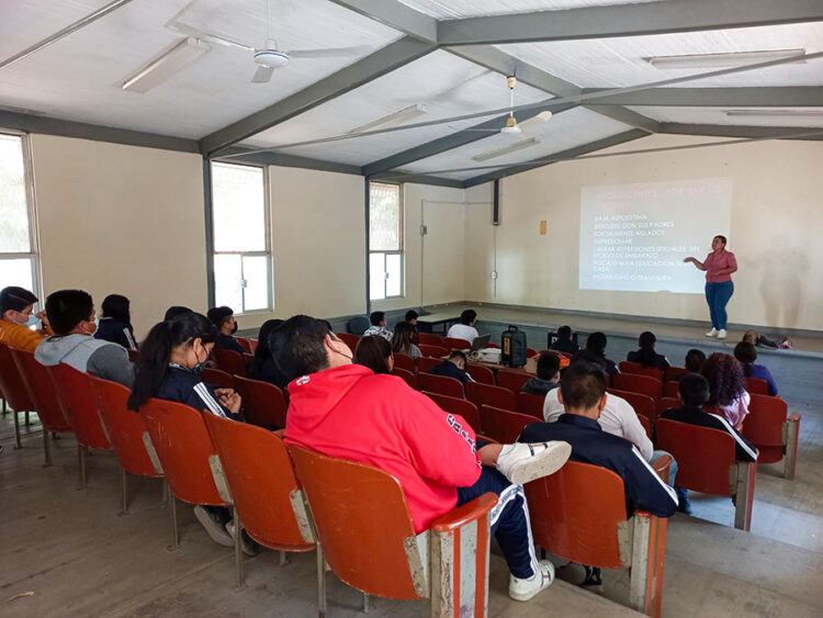 Imparten pláticas sobre problemas de adicciones en Jala