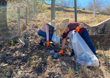 Limpian escalinata del Cerrito de La Cueva en Ahuacatlán