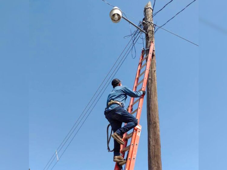 Gobierno de Ahuacatlán rehabilita luminarias para seguridad de sus habitantes