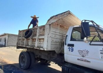 Contentas familias de la sierra de Ixtlán por construcción de empedrado en carretera