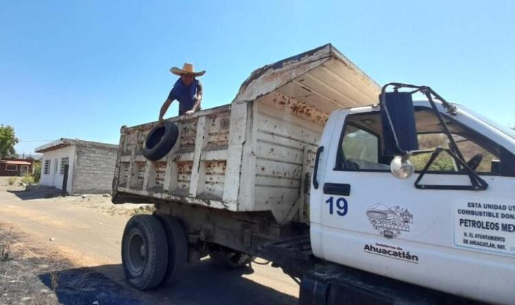 Contentas familias de la sierra de Ixtlán por construcción de empedrado en carretera