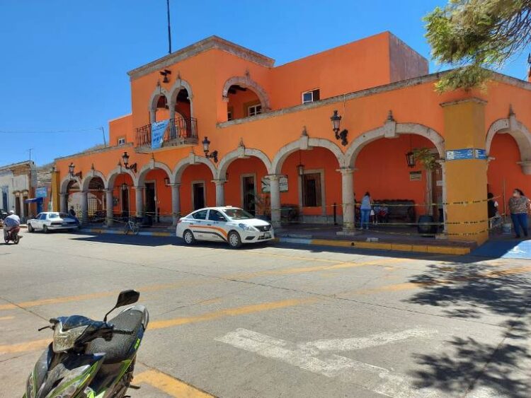 Ex regidores de Ahuacatlán cobran 588 mil pesos al ganar la demanda