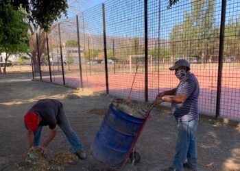 Gobierno de Ahuacatlán limpia y embellece espacios públicos
