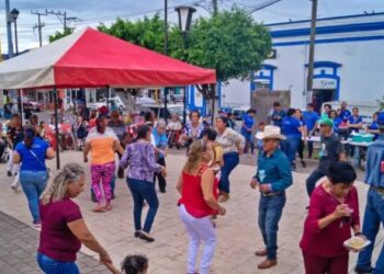 Baile de Oro pone a bailar a abuelitos de Ixtlán