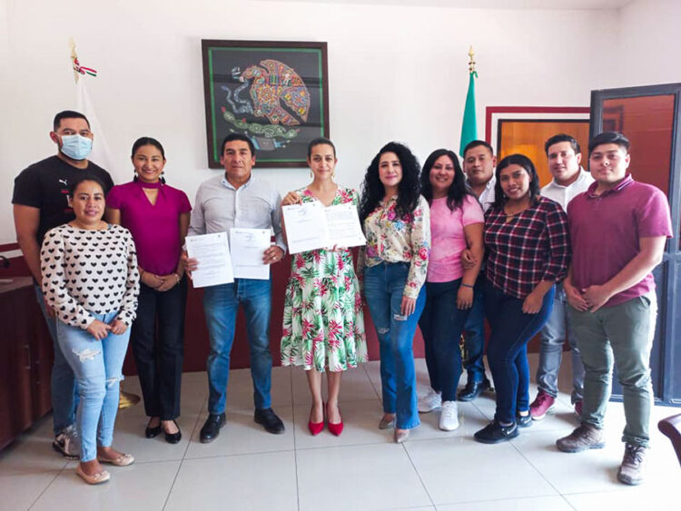 Gobierno de Jala y el CECA firman convenio para prevenir el suicidio