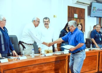 Navarro hace justicia al darles permisos de taxis a verdaderos choferes