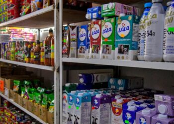 La canasta básica se encareció. Productos en tienda de abarrotes.