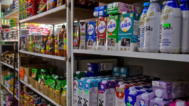 La canasta básica se encareció. Productos en tienda de abarrotes.