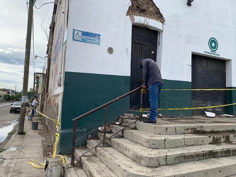 Advierten sobre finca en mal estado en centro de Ahuacatlán