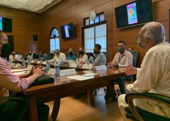 Mesa de trabajo con el gobernador Miguel Ángel Ángel Navarro Quintero.