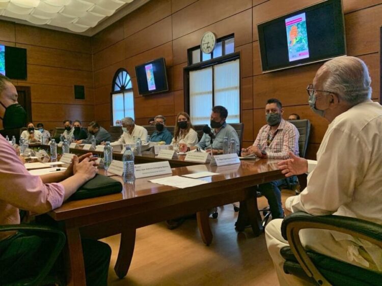 Mesa de trabajo con el gobernador Miguel Ángel Ángel Navarro Quintero.