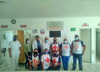 Personal de la Cruz Roja en Ixtlán del Río.