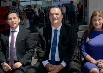Felicita Elsa Nayeli al Gobernador por su Primer Informe de Gobierno