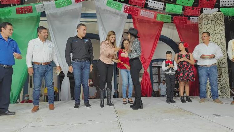 Entregan premios a ganadores de Juegos Florales y Concurso de Aficionados, en Ixtlán
