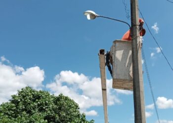 Realiza Ayto. de Jala mantenimiento y reparación de lámparas, en Coapan