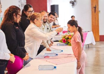 Entrega DIF estatal lentes gratuitos a familias de Jala
