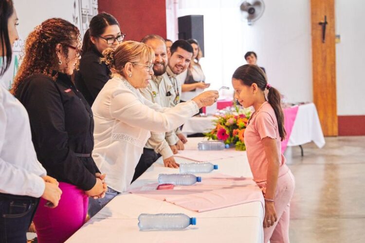 Entrega DIF estatal lentes gratuitos a familias de Jala