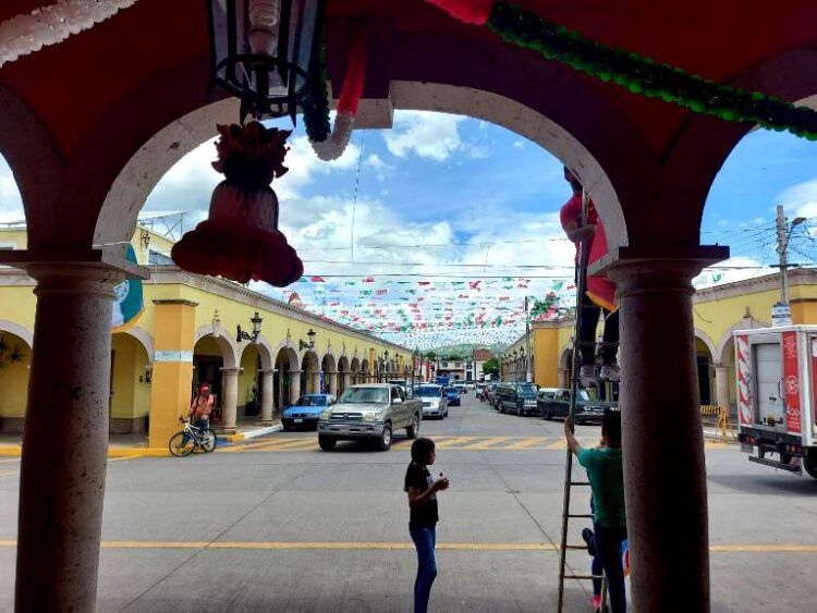 Lista la señora Quecha para el Grito y Desfile de Independencia
