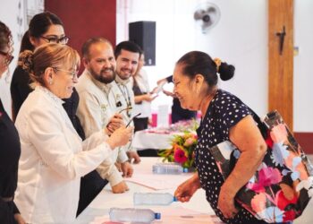Entrega DIF estatal lentes a personas en situación prioritaria en Jala