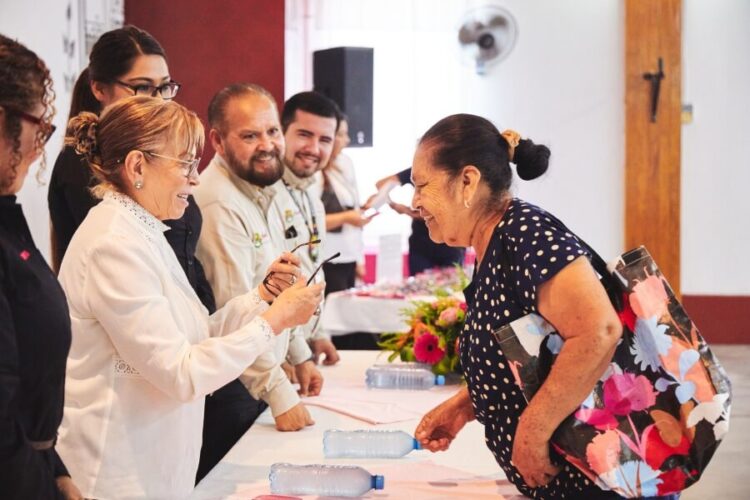 Entrega DIF estatal lentes a personas en situación prioritaria en Jala