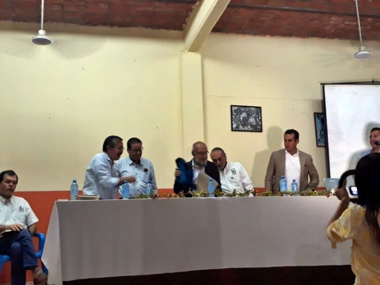 Presentan libro ‘Orígenes de Santa Isabel’