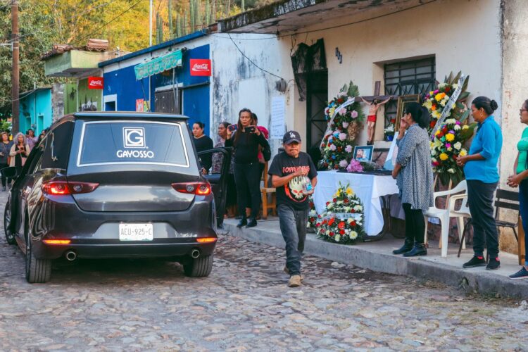 Con honores reciben cuerpo de Capitán de Jomulco fallecido la semana pasada