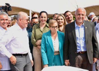 Equipa Miguel Ángel Navarro Quintero a diferentes dependencias entre ellas Policía Estatal y Bomberos