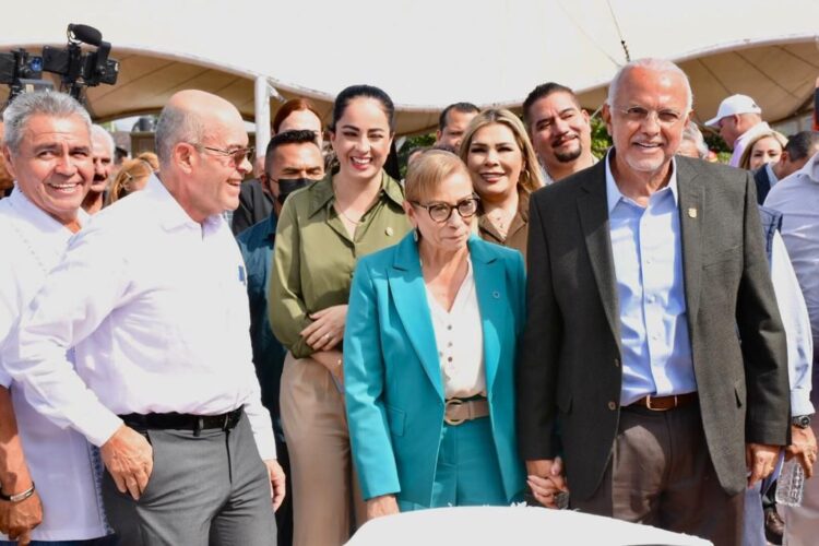 Equipa Miguel Ángel Navarro Quintero a diferentes dependencias entre ellas Policía Estatal y Bomberos