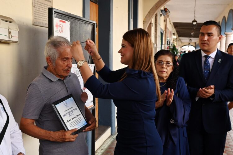 Don Ramón Juárez es condecorado con Medalla al Mérito Deportivo en Ixtlán