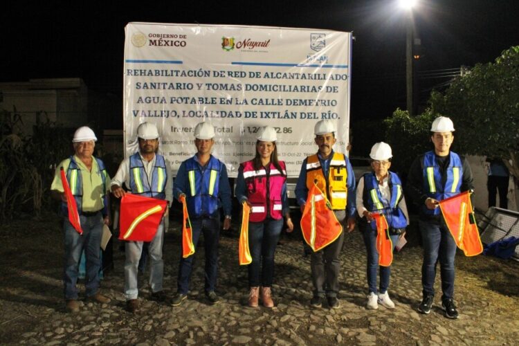 Inicia rehabilitación de drenaje y tomas de agua en calle de Ixtlán