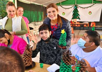 Asiste Elsa Nayeli a taller navideño de reciclaje recreativo