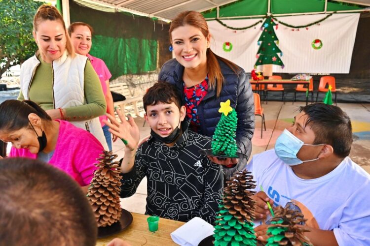 Asiste Elsa Nayeli a taller navideño de reciclaje recreativo