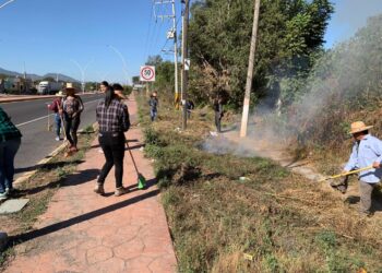 Gobierno de Ahuacatlán da “manita de gato” a vialidades y espacios públicos